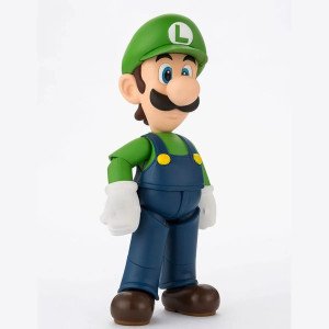 Figurine Luigi S.H. Figuarts de Super Mario en pose statique, vue trois quarts sur fond blanc