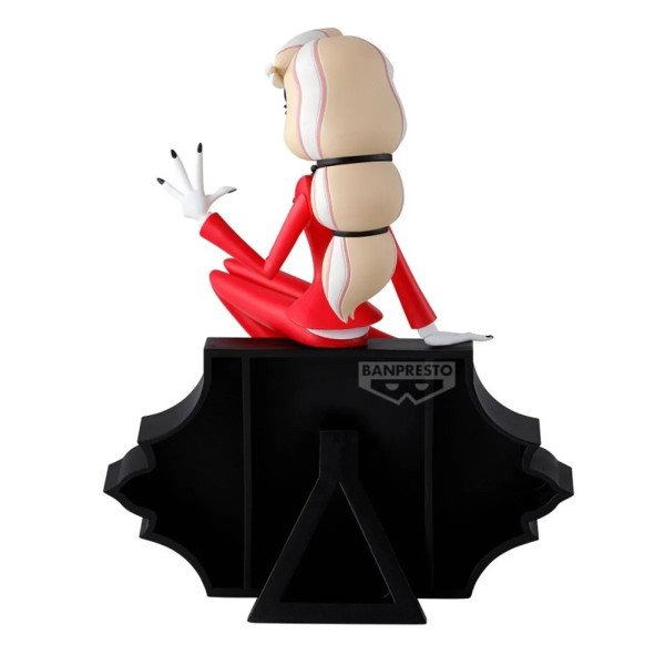 Vue arrière de la figurine Charlie Morningstar Hazbin Hotel Monitor Top Figure Banpresto assise sur le support enseigne