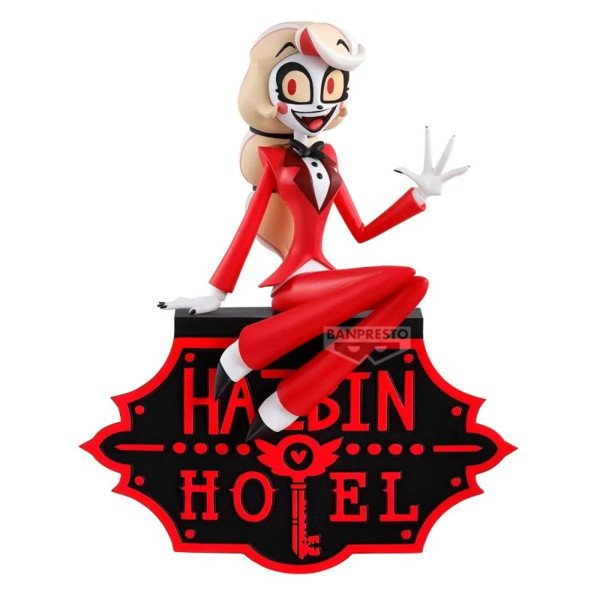 Figurine Charlie Morningstar Hazbin Hotel Monitor Top Figure Banpresto assise sur l’enseigne Hazbin Hotel vue de face