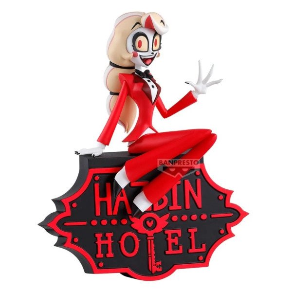 Figurine Charlie Morningstar Hazbin Hotel Monitor Top Figure Banpresto sur enseigne Hazbin Hotel en vue trois-quarts face