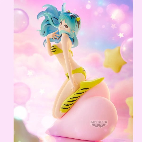 Figurine Lum EsPresto Soft and Drifting assise sur un nuage rose, fond pastel étoilé