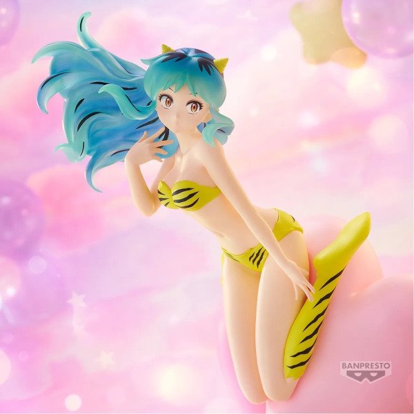 Figurine Lum de face sur un nuage rose, avec bikini jaune à motifs tigre et cheveux turquoise