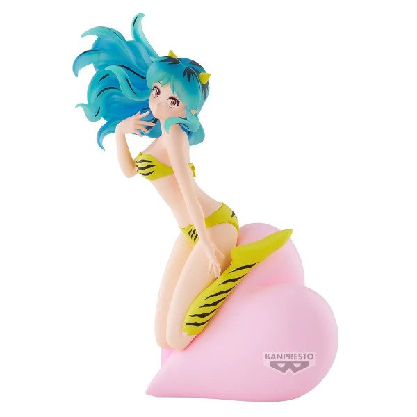 Figurine Lum EsPresto Soft and Drifting sur fond blanc, assise de profil sur son nuage rose