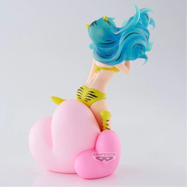 Vue arrière de Lum EsPresto Soft and Drifting avec longue chevelure turquoise et nuage rose