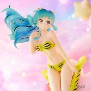 Figurine Lum EsPresto Soft and Drifting assise sur un nuage rose, fond pastel étoilé 2
