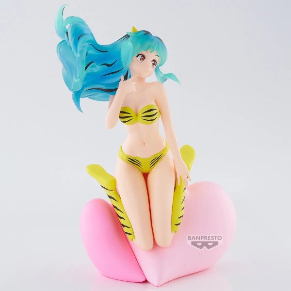 Vue complète de la figurine Lum sur son nuage rose, avec cheveux turquoise et cornes jaunes