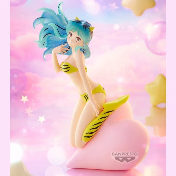 Figurine Lum assise sur un nuage rose dans un décor pastel avec étoiles et bulles lumineuses
