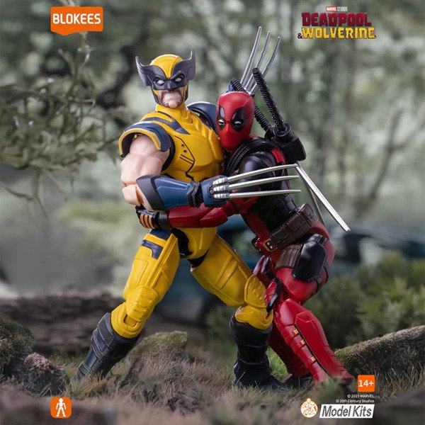 Deadpool Blokees Champion Class 04 enlacé avec Wolverine dans une mise en scène extérieure