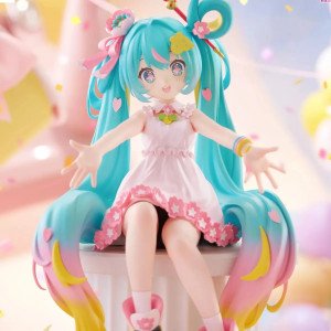Figurine Hatsune Miku 10th Anniversary assise de face, robe rose et longues couettes turquoise dégradées 2