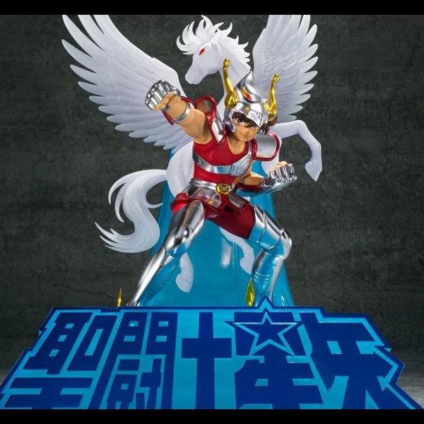 Seiya en armure First Bronze Cloth en position d’attaque, devant un grand logo Saint Seiya bleu