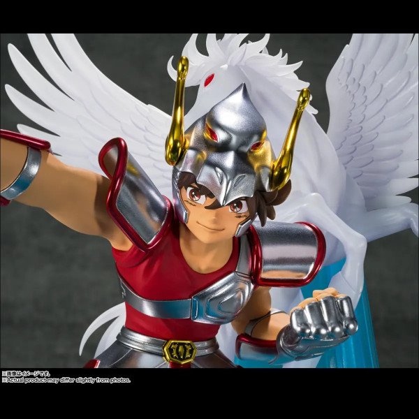 Gros plan de Seiya en armure Pégase rouge et argent, avec Pégase blanc ailé en arrière-plan
