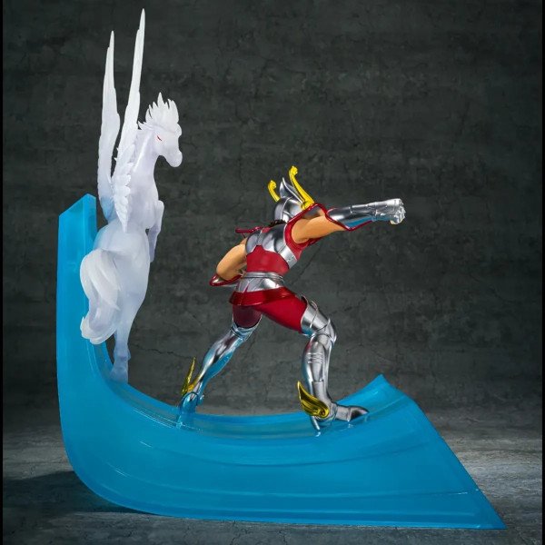 Vue arrière de Seiya First Bronze Cloth, bras tendu, sur socle bleu avec détails dorés aux jambières
