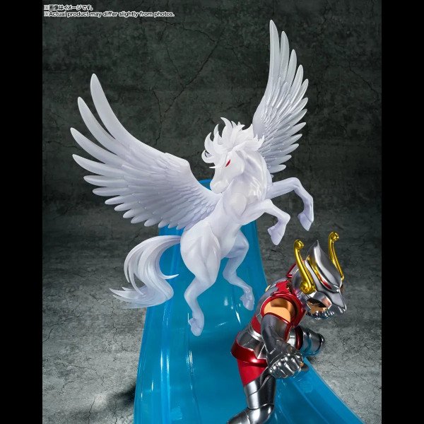 Vue arrière du Pégase blanc ailé et de Seiya en armure métallique rouge et argent sur base bleue