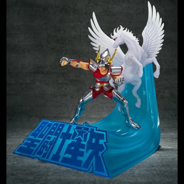 Vue de profil de Seiya en armure du Pégase avec Pégase blanc dressé sur un socle bleu translucide