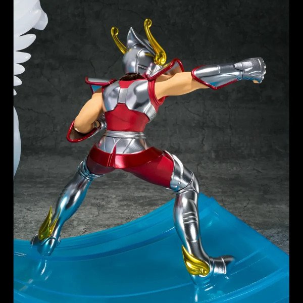 Dos de la figurine de Seiya en armure du Pégase rouge et argent sur base bleue translucide
