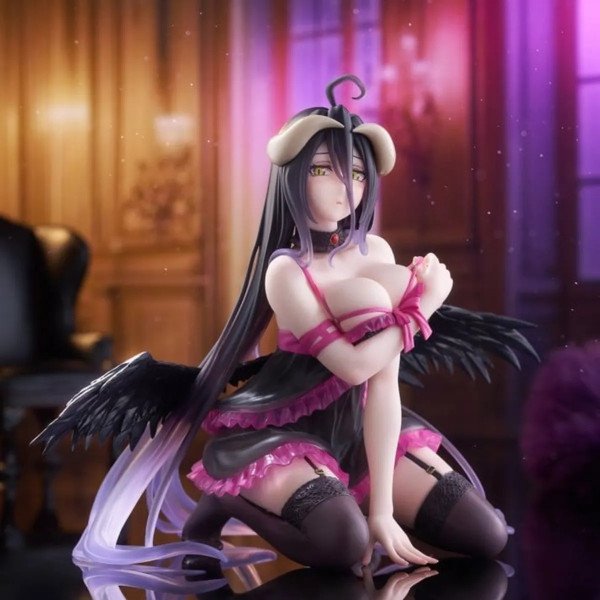 Figurine Albedo Desktop Cute Negligee ver. Overlord par Taito, vue large en ambiance avec reflets au sol