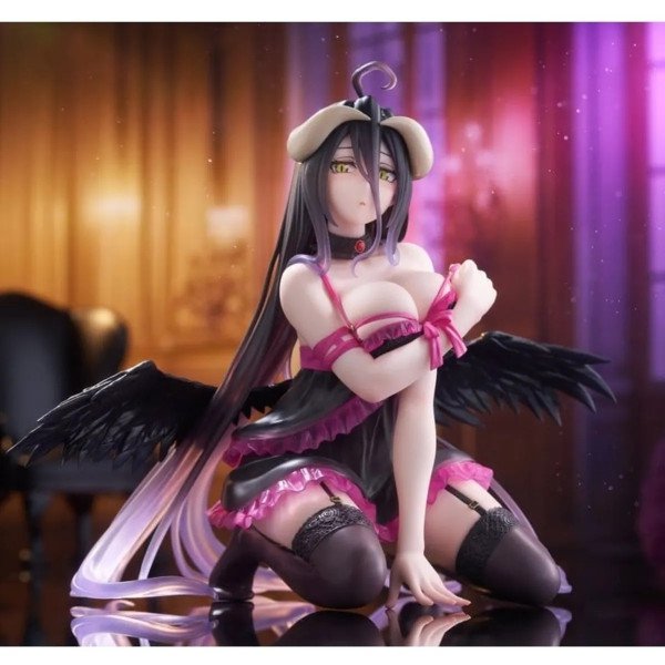 Figurine Albedo Desktop Cute Negligee ver. Overlord par Taito, photo d’ambiance en intérieur violet et doré