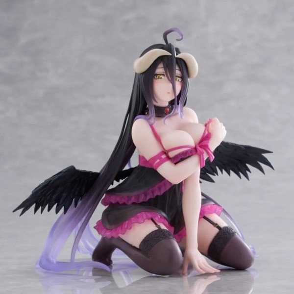 Figurine Albedo Desktop Cute Negligee ver. Overlord par Taito, agenouillée en lingerie noire et rose vue de face