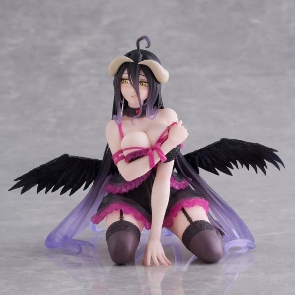Vue frontale de la figurine Albedo Desktop Cute Negligee ver. Overlord par Taito, avec ailes noires déployées