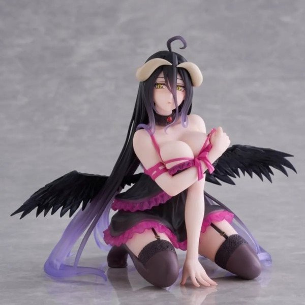 Figurine Albedo Desktop Cute Negligee ver. Overlord par Taito, agenouillée en studio sur fond gris