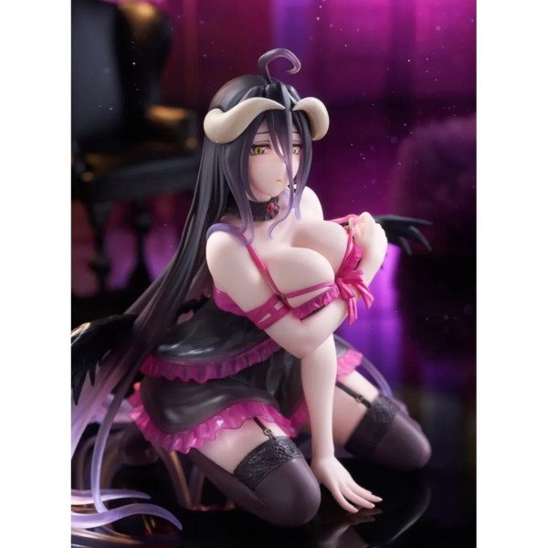Portrait de la figurine Albedo Desktop Cute Negligee ver. Overlord par Taito, en lingerie noire et rose