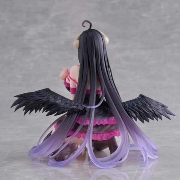Vue arrière de la figurine Albedo Desktop Cute Negligee ver. Overlord par Taito, avec longues mèches violettes