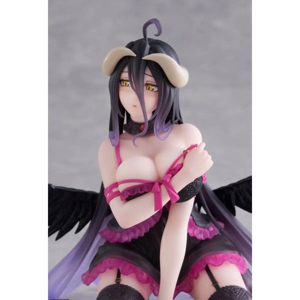 Vue rapprochée de la figurine Albedo Desktop Cute Negligee ver. Overlord par Taito sous angle droit