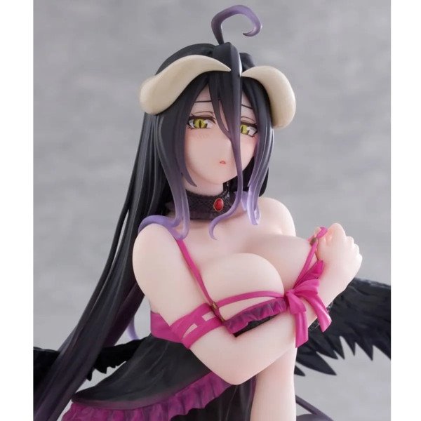 Gros plan buste de la figurine Albedo Desktop Cute Negligee ver. Overlord par Taito avec ailes noires