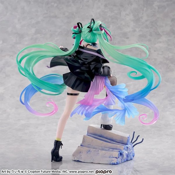 Vue arrière de la figurine Hatsune Miku Punk FIGURIZMa par FuRyu avec longues couettes turquoise et veste noire