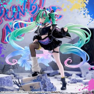 Vue de face de la figurine Hatsune Miku Punk FIGURIZMa par FuRyu, posée sur des gravats en tenue punk noire