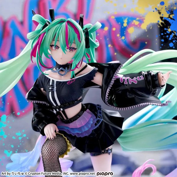 Gros plan sur la figurine Hatsune Miku Punk FIGURIZMa de FuRyu avec veste noire brillante et cheveux turquoise