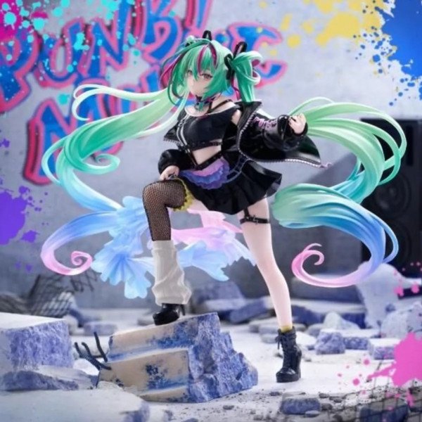 Figurine Hatsune Miku Punk FIGURIZMa de FuRyu sur décor urbain, cheveux turquoise dégradés et tenue noire rock