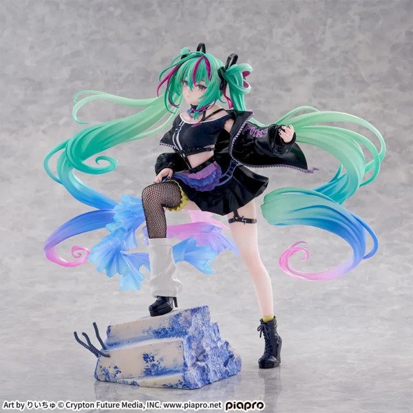 Figurine Hatsune Miku Punk FIGURIZMa de FuRyu sur fond neutre avec base gravats, bottines noires et jupe noire