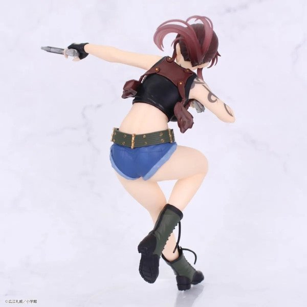 Figurine PVC Revy Vivit de Black Lagoon vue de dos, en plein mouvement, avec holsters et pistolets