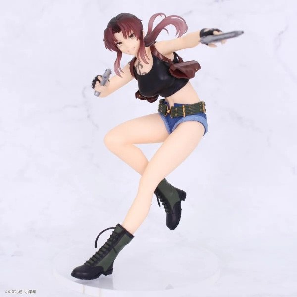 Figurine PVC Revy Vivit de Black Lagoon en pose dynamique, pistolets en main, vue de face sur fond clair