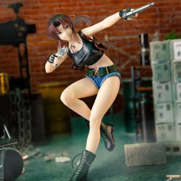 Figurine PVC Revy Vivit de Black Lagoon en décor urbain, pose d’action avec deux pistolets