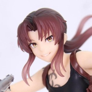 Figurine PVC Revy Vivit de Black Lagoon en pose dynamique, pistolets en main, vue de face sur fond clair 2