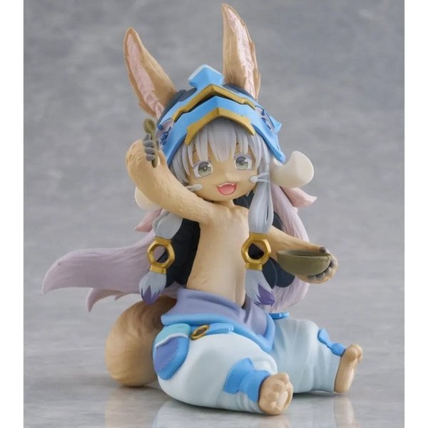 Figurine PVC Nanachi Mealtime ver. de Made in Abyss assise, cuillère levée et bol en main, vue de face