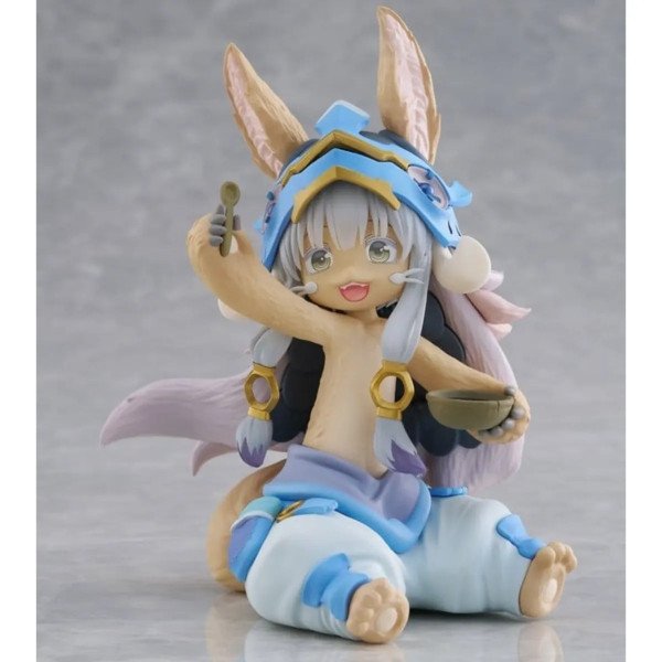 Figurine PVC Nanachi Mealtime ver. de Made in Abyss assise, sourire joyeux, cuillère et bol, vue de face