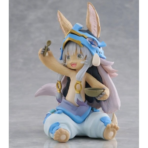 Figurine PVC Nanachi Mealtime ver. de Made in Abyss en vue trois quarts, cuillère levée et bol à la main