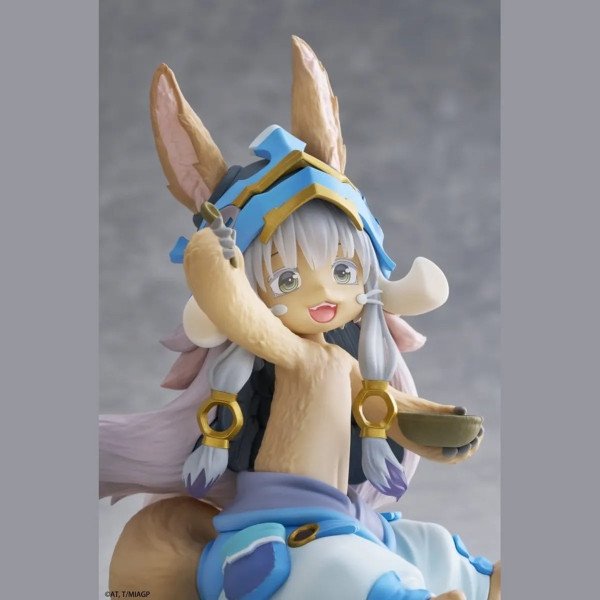 Gros plan de la figurine Nanachi Mealtime ver. de Made in Abyss, sourire ouvert et casque détaillé