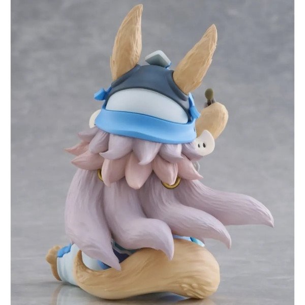 Figurine PVC Nanachi Mealtime ver. de Made in Abyss vue de dos, avec grande queue et casque bleu