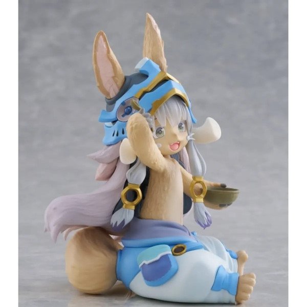 Figurine PVC Nanachi Mealtime ver. de Made in Abyss de profil, assise avec cuillère et petit bol