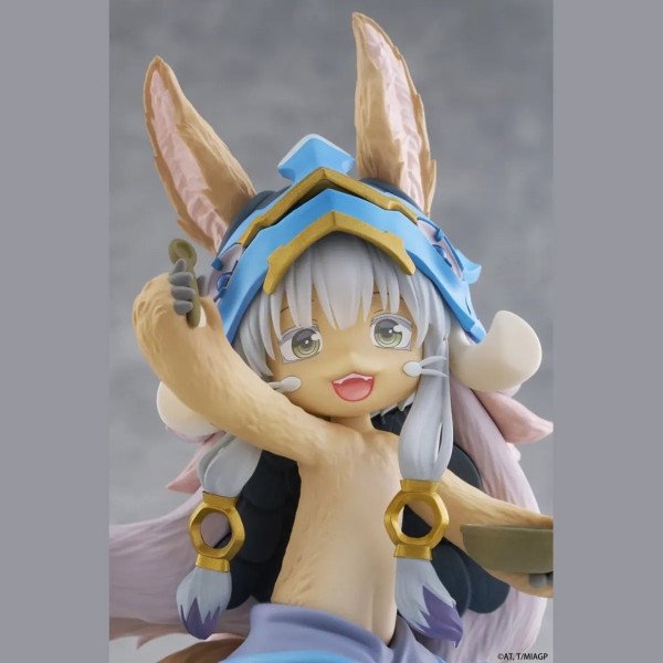 Portrait serré de la figurine Nanachi Mealtime ver. de Made in Abyss avec grandes oreilles et sourire