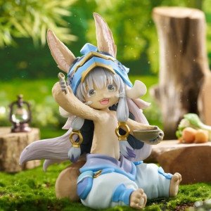 Figurine PVC Nanachi Mealtime ver. de Made in Abyss mise en scène sur mousse, vue de face