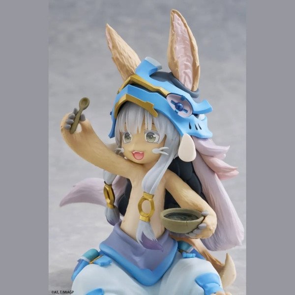 Portrait serré de la figurine Nanachi Mealtime ver. de Made in Abyss avec grandes oreilles et sourire