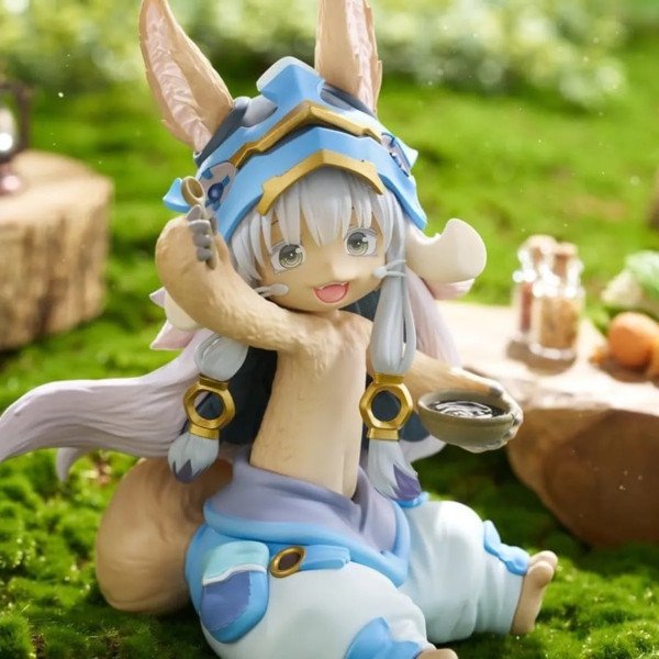 Gros plan de la figurine PVC Nanachi Mealtime ver. de Made in Abyss dans un décor repas en plein air