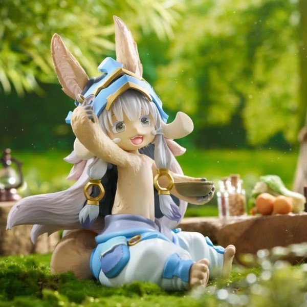 Figurine Nanachi Mealtime ver. de Made in Abyss en décor nature, assise sur la mousse avec bol