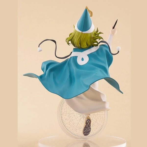 Vue de dos de la figurine Coco Pop Up Parade L Size de Witch Hat Atelier avec cape bleue et socle magique