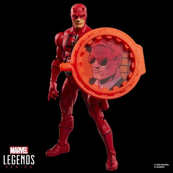 Figurine Daredevil Marvel Legends Secret Wars avec bouclier lenticulaire orange en gros plan